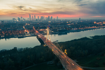 Centrum Warszawy, rzeka Wisła i most Świętokrzyski, widok z lotu ptaka o zachodzie słońca