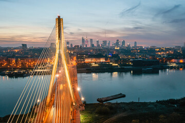 Zachód słońca nad Warszawą, rzeka Wisła i most Świętokrzyski z lotu ptaka o zmierzchu