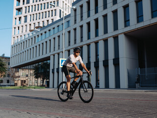 Obraz na płótnie Canvas Active man spending time for biking on street of big city