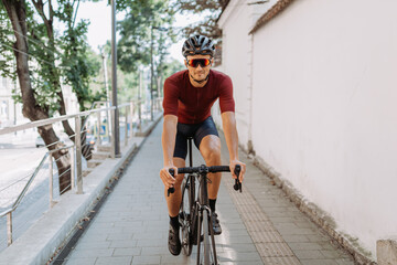 Obraz premium Active athlete spending summer day for outdoors cycling