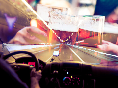 Concepto de conducir borracho con efecto de movimiento borroso. Abstracto Concepto de fondo de las bebidas alcoh&oacute;licas y la conducci&oacute;n.