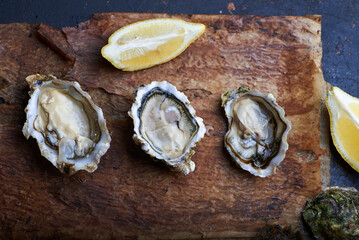 Ostras frescas crudas preparadas para comer sobre un fondo rústico de papel