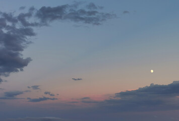 Tre quarti di Luna nel cielo prima del tramonto