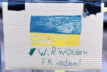 Kinderzeichnung an einem Zaun: 