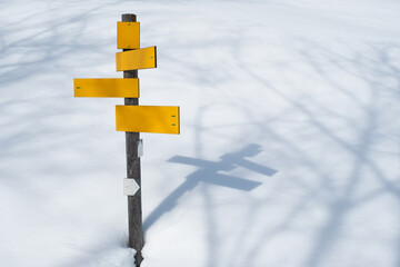panneau de direction dans la neige en hiver