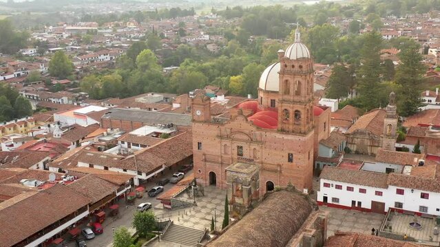 Tapalpa pueblo magico Jalisco Mexico  vista hermosa desde arriba con drone de las fachadas y techos del pueblo colorido y famoso
