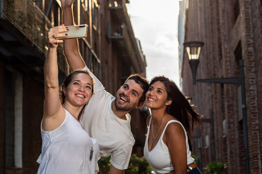 Grupo de amigos conociendo y compartiendo Rosario mientras se sacan una selfie
