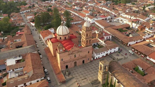 Pueblo m&aacute;gico de Tapalpa en Jalisco M&eacute;xico vista a&eacute;rea de la plaza del pueblo con la parroquia templo iglesia del pueblo con sus calles y casas alrededor