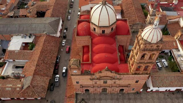 Vista a&eacute;rea tomada con el drone del techo de arriba del templo iglesia parroquia de Tapalpa pueblo magico Jalisco Mexico 