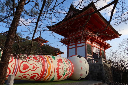 Huge Wooden Doll Hanako and Nio-mon Gate in the precincts of Kiyomizu-dera Temple in Kyoto City in Japan 日本の京都市の清水寺境内にある巨大こけし花子と仁王門