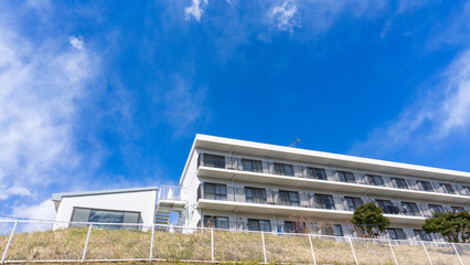 Fototapeta na wymiar The appearance of the condominium and the refreshing blue sky scenery_sky_b_96