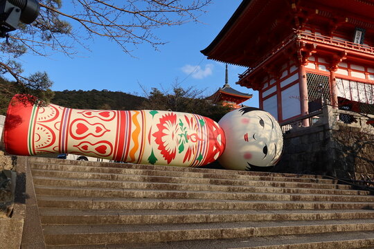 Huge Wooden Doll Hanako and Nio-mon Gate in the precincts of Kiyomizu-dera Temple in Kyoto City in Japan 日本の京都市の清水寺境内にある巨大こけし花子と仁王門