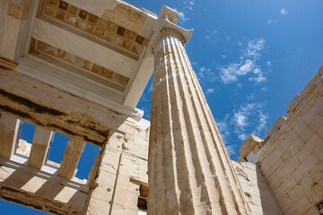 Obraz premium アテネ・アクロポリスのプロピュライアの円柱
