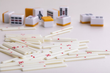 麻雀の点棒と牌　