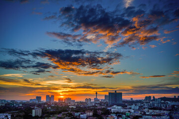 Obraz premium Clouds reflecting the magnificent sunset, beautiful soil.