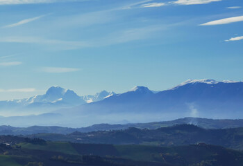 Montagne innevate e vallate nel cielo azzurro in una tersa giornata di sole invernale