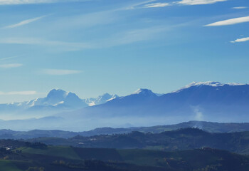 Montagne innevate e vallate nel cielo azzurro in una tersa giornata di sole invernale