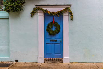 Fototapeta premium Blue Door With Christmas Wreath in The Historic District, Charleston, South Carolina, USA