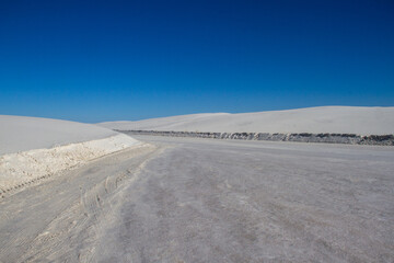 Fototapeta na wymiar road through White Sands National Park