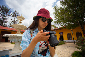 Joven turista haciendo fotos en pueblo pequeño de Sudamérica
