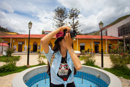 Joven turista haciendo fotos en pueblo peque&ntilde;o de Sudam&eacute;rica
