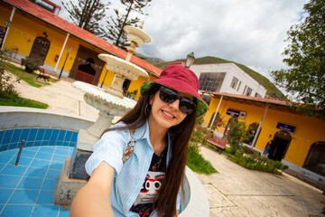 Turista haciéndose una selfie en pueblo de Sudamérica