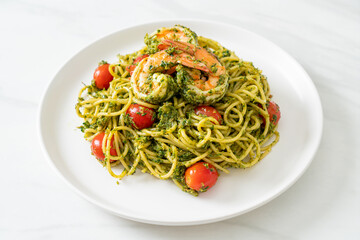 Spaghetti with prawns or shrimps in homemade pesto sauce