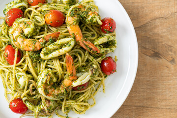 Spaghetti with seafood in homemade pesto sauce