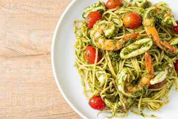 Spaghetti with seafood in homemade pesto sauce