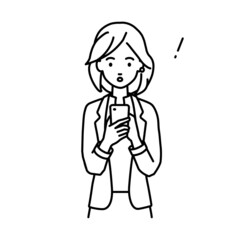 立ってスマートフォンを操作して何かに気づいて驚いたジャケットの女性