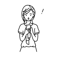 立ってスマートフォンを操作して何かに気づいて驚いたオフィスカジュアルの女性