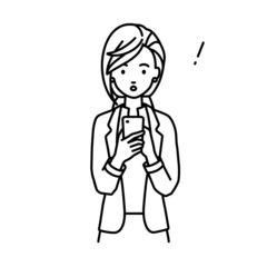 立ってスマートフォンを操作して何かに気づいて驚いたジャケットの女性