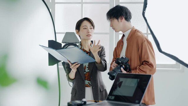 スローモーション　カメラマン・編集・デザイナー・打ち合せ