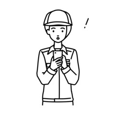 立ってスマートフォンを操作して何かに気づいて驚いた作業員の女性