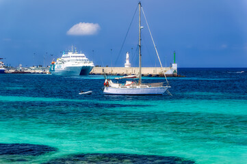 Obraz premium Yachts anchored at turquoise lagoon during summer day at island of Formentera, Spain.