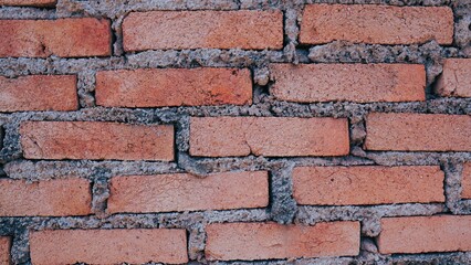 The walls were made of bricks arranged in a row.