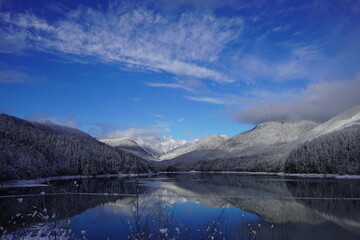 クリーブランドダム　貯水池　凍てつく　冬　雪山　キャピラノ　キャピラノ湖　ノースバンクーバー　カナダ　絶景　観光