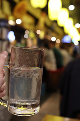 賑やかでお客さんがいる明るい居酒屋