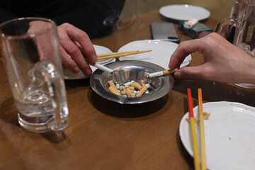 食後の一服をする2人