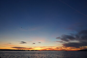 Fototapeta na wymiar ビーチ　アンブルサイドビーチ　夕焼け　夕陽　夜明け　バンクーバー　ウエストバンクーバー　海