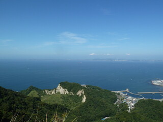 鋸山の山頂から望む浜金谷の街並みと東京湾（千葉県鋸南町）