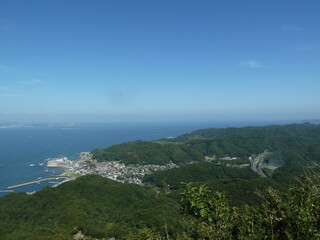 鋸山の山頂から望む浜金谷の街並みと東京湾（千葉県鋸南町）