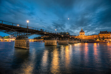 Fototapeta na wymiar vu sur le magnifique pont des Arts de Paris au couché du soleil