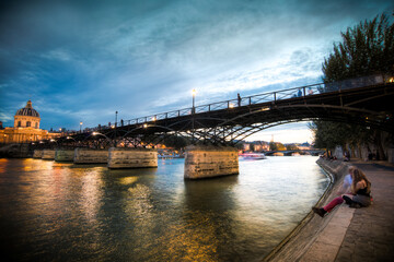 Fototapeta premium vu sur le magnifique pont des Arts de Paris au couché du soleil
