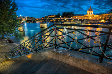 vu sur le magnifique pont des Arts de Paris au couché du soleil et quai et cadenas d'amoureux