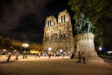 Fototapeta na wymiar cathédrale de notre-dame de nuit