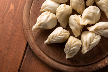 Culurgionis freschi, tipici ravioli artigianali sardi conditi con patate, pecorino e menta, Cibo Italiano 