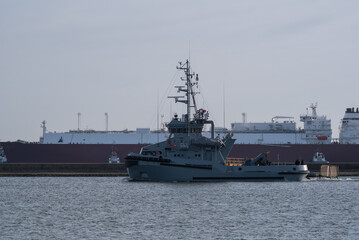 Fototapeta na wymiar TUGBOAT AND LNG TANKER - A ship of the Polish Navy goes to sea