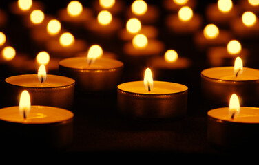 Fototapeta na wymiar Many burning candles with bokeh light background