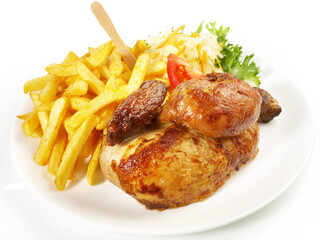 Halbes Grillhähnchen auf dem Teller mit Pommes Frites - Freigestellt